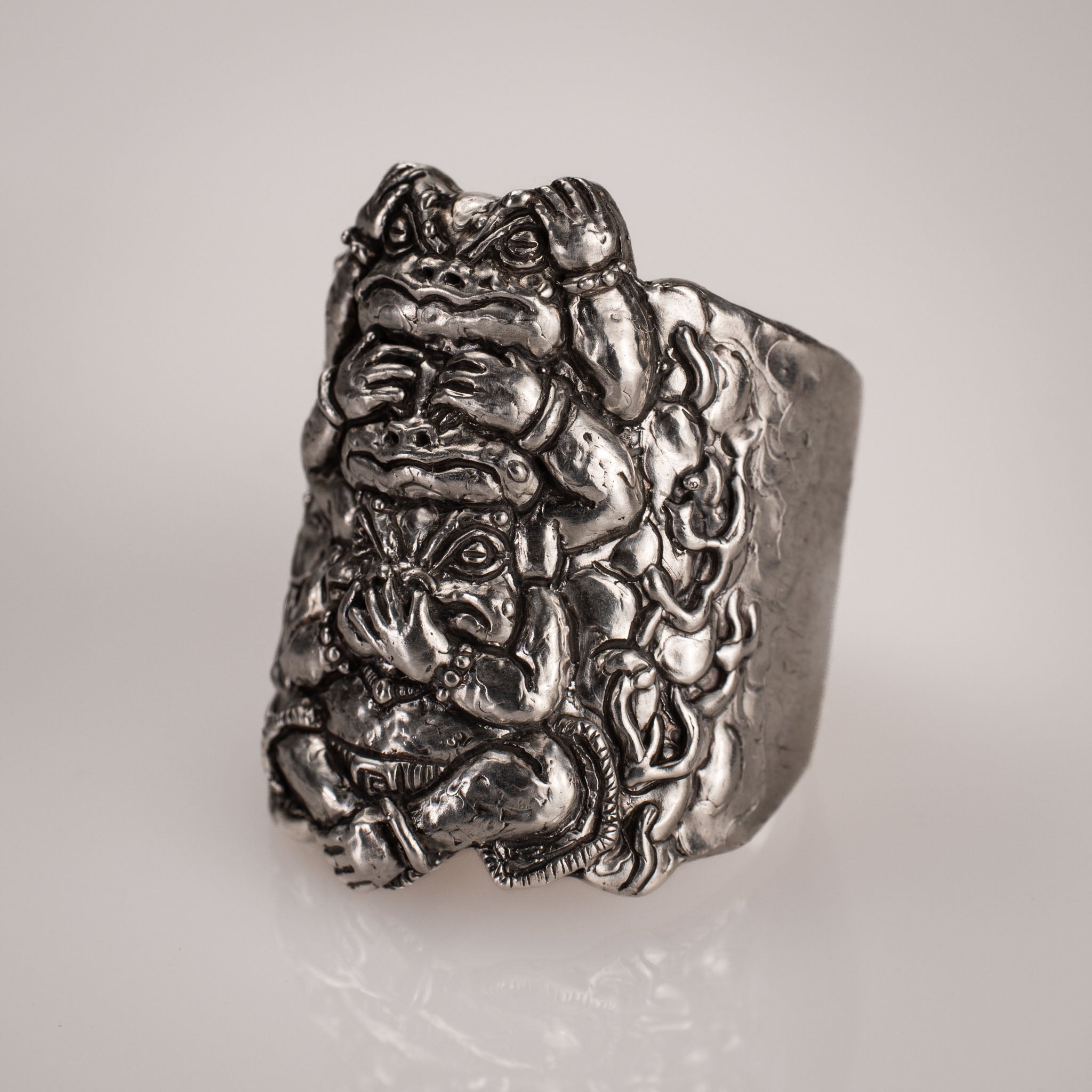 Three Wise Frogs Ring – Symbolism in Sterling Silver 925
