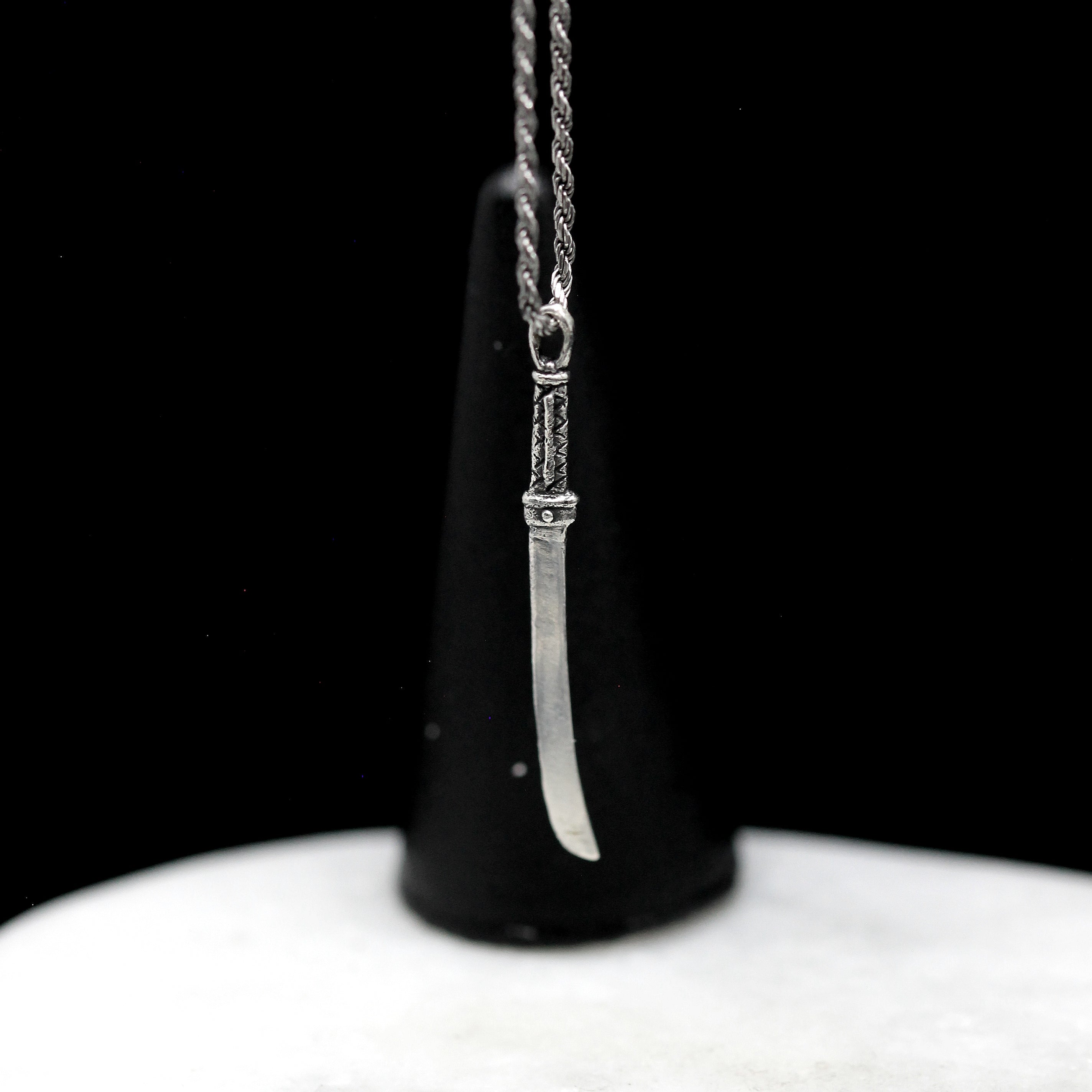 Ciondolo Namakubi con Katana – Ispirato al Tatuaggio Giapponese in Argento 925