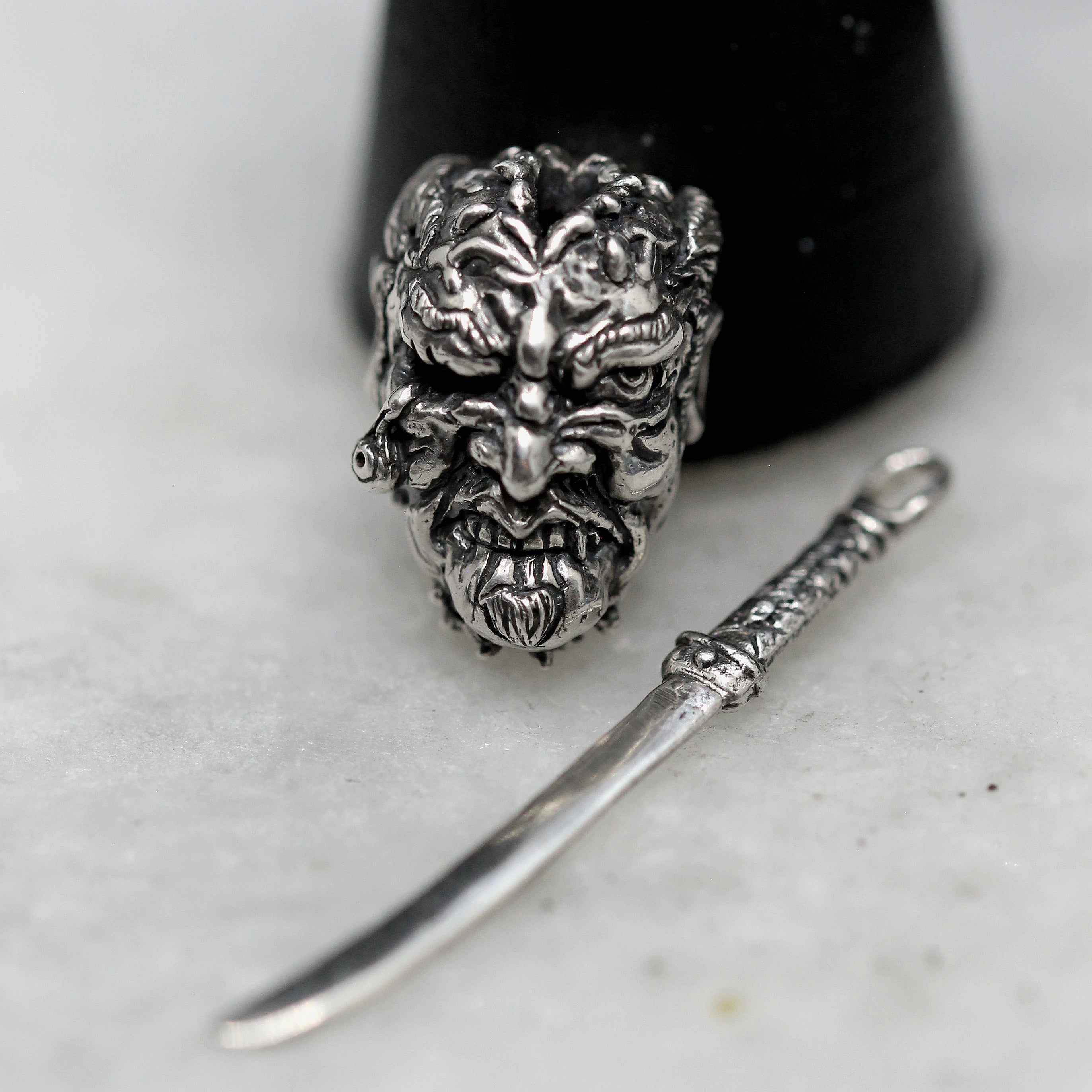 Ciondolo Namakubi con Katana – Ispirato al Tatuaggio Giapponese in Argento 925
