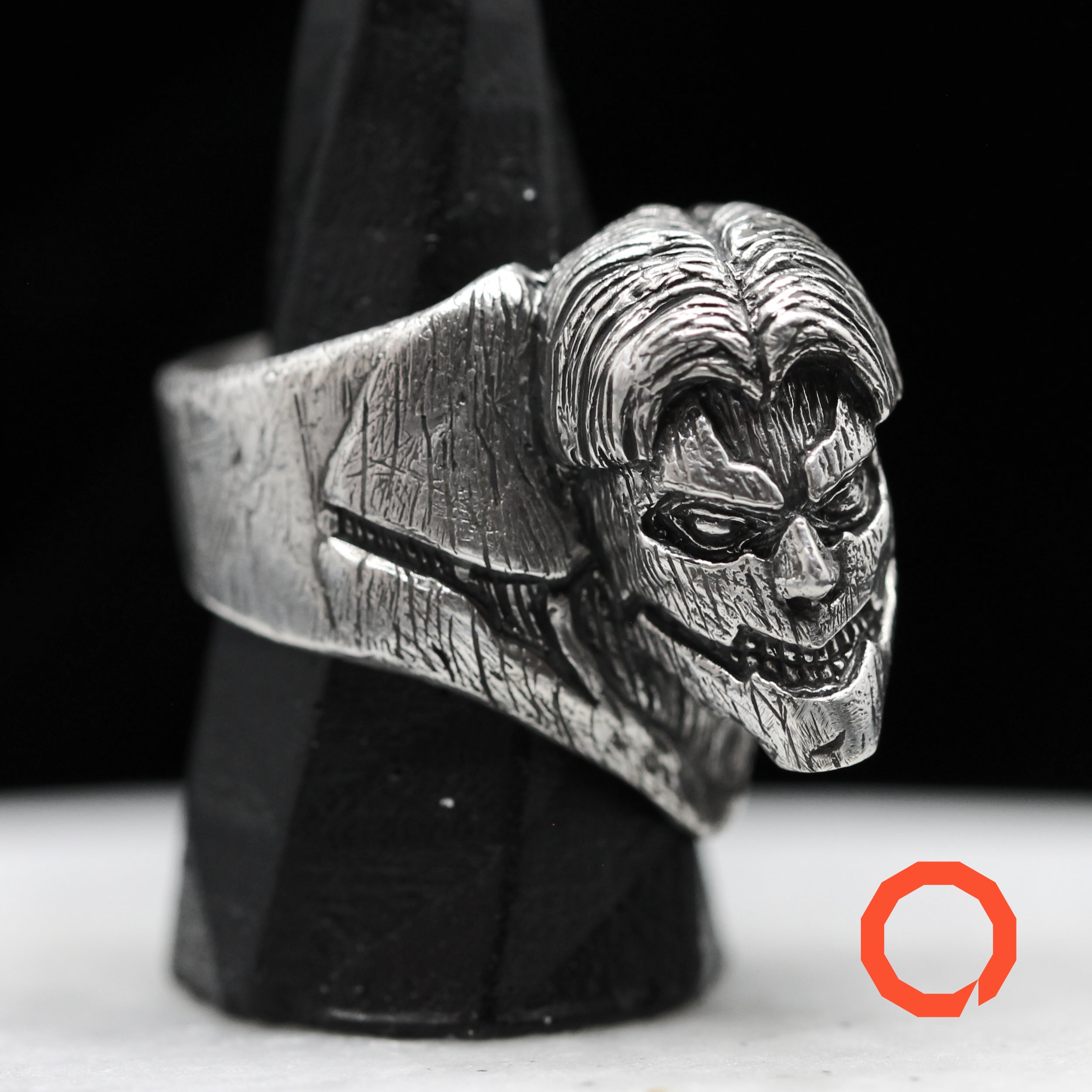 Anello Gigante Corazzato – Tributo ad AOT in Argento 925