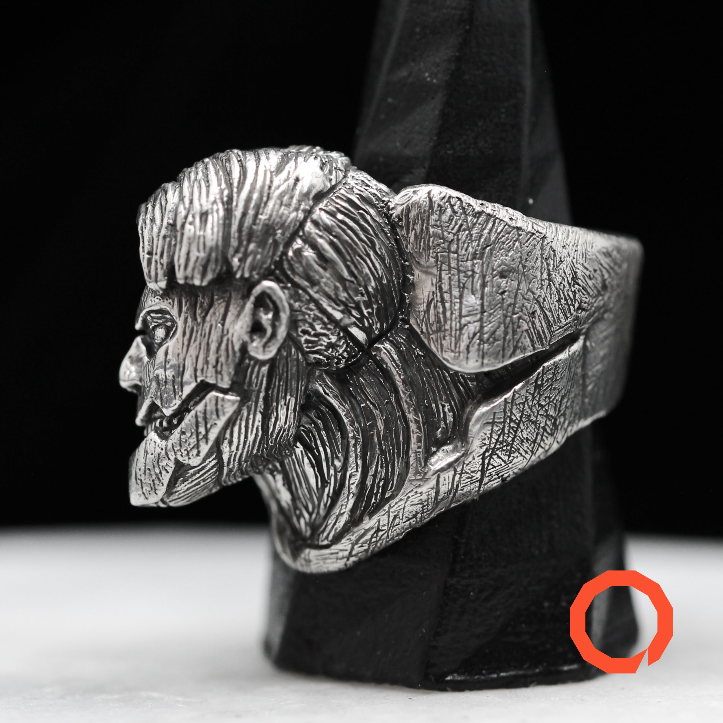 Anello Gigante Corazzato – Tributo ad AOT in Argento 925