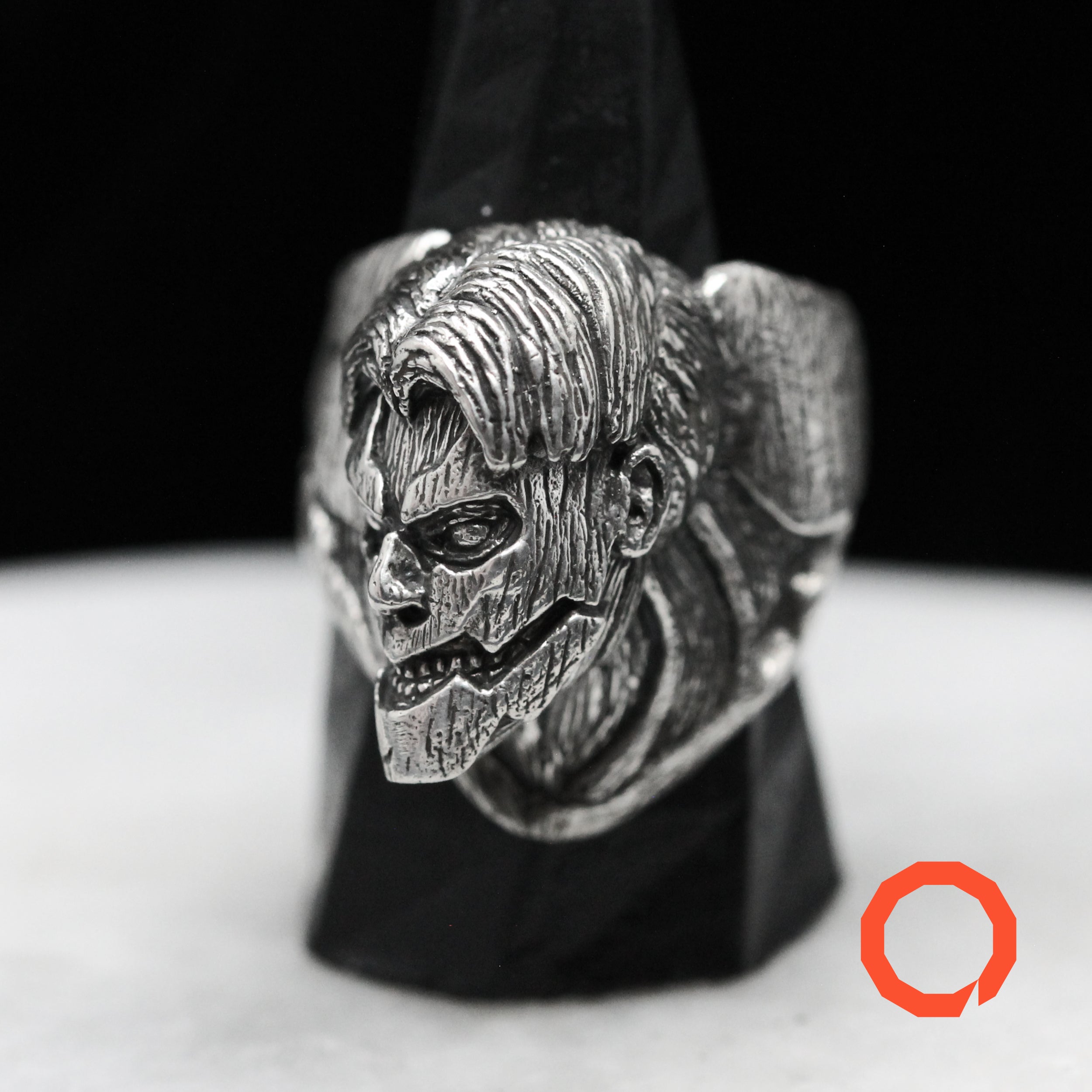 Anello Gigante Corazzato – Tributo ad AOT in Argento 925