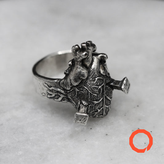 CUORE ANATOMICO CON CHIODI DA BARA Anello in Argento realizzato a mano