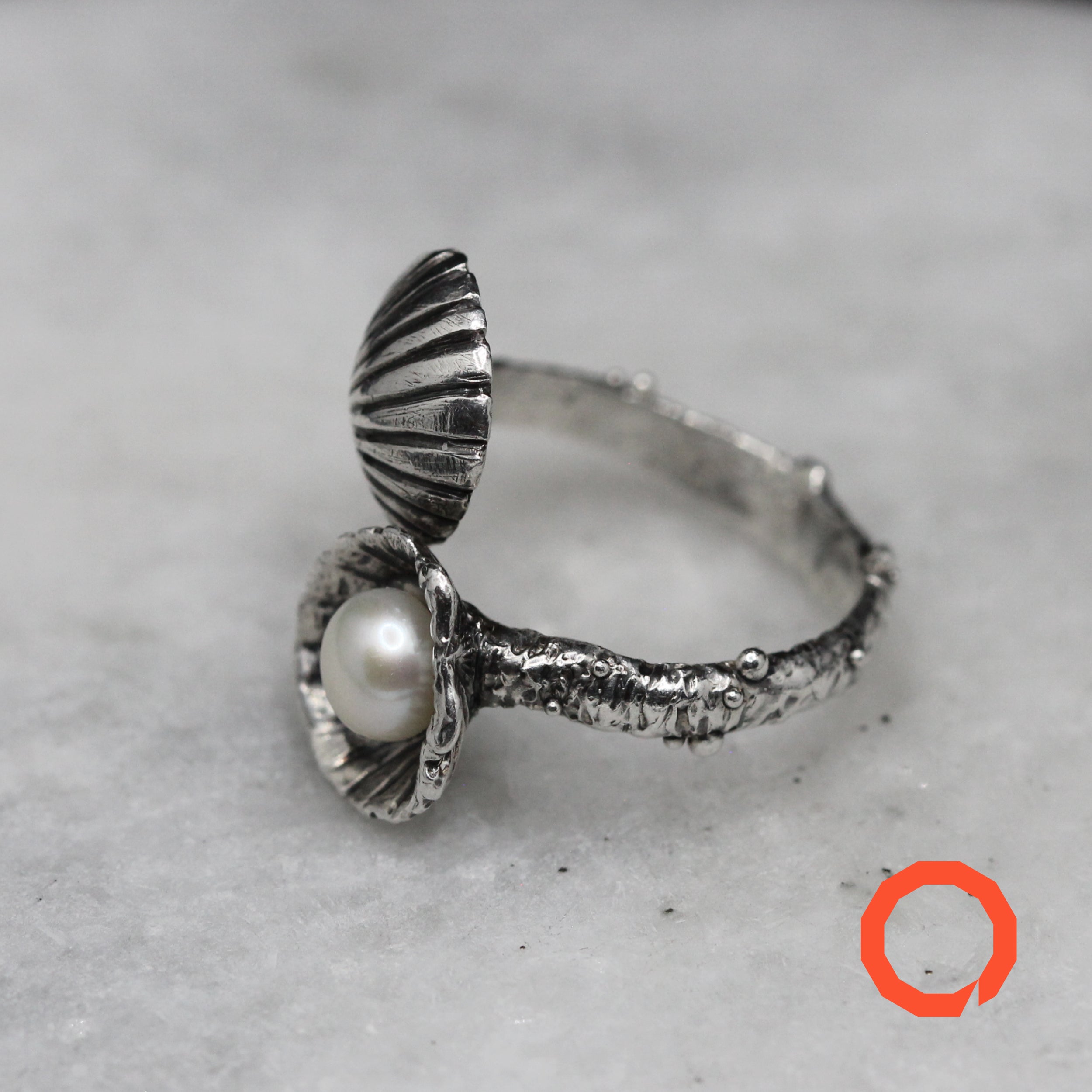 Anello Conchiglia e Perla – Omaggio all’Eleganza del Mare in Argento 925