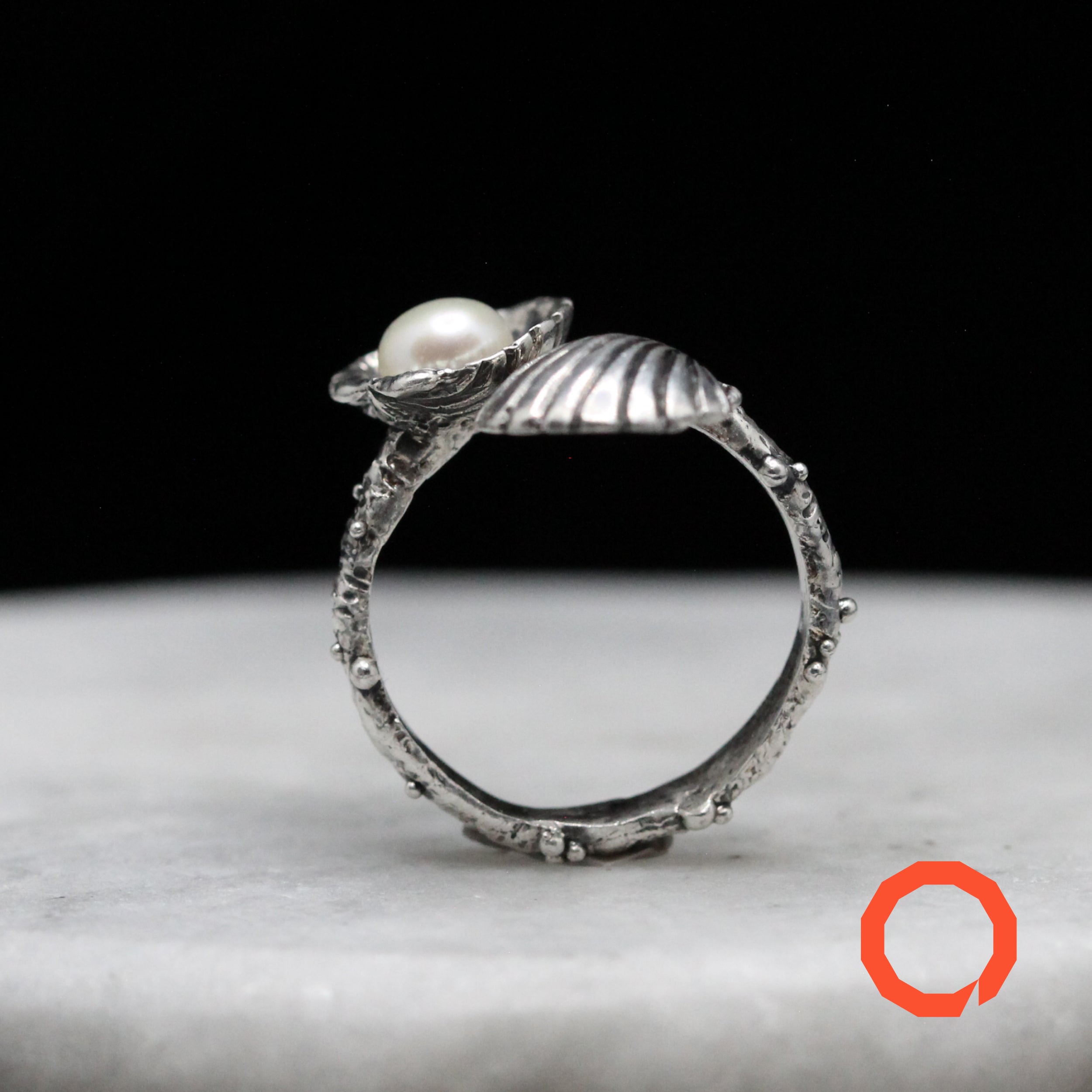 Anello Conchiglia e Perla – Omaggio all’Eleganza del Mare in Argento 925
