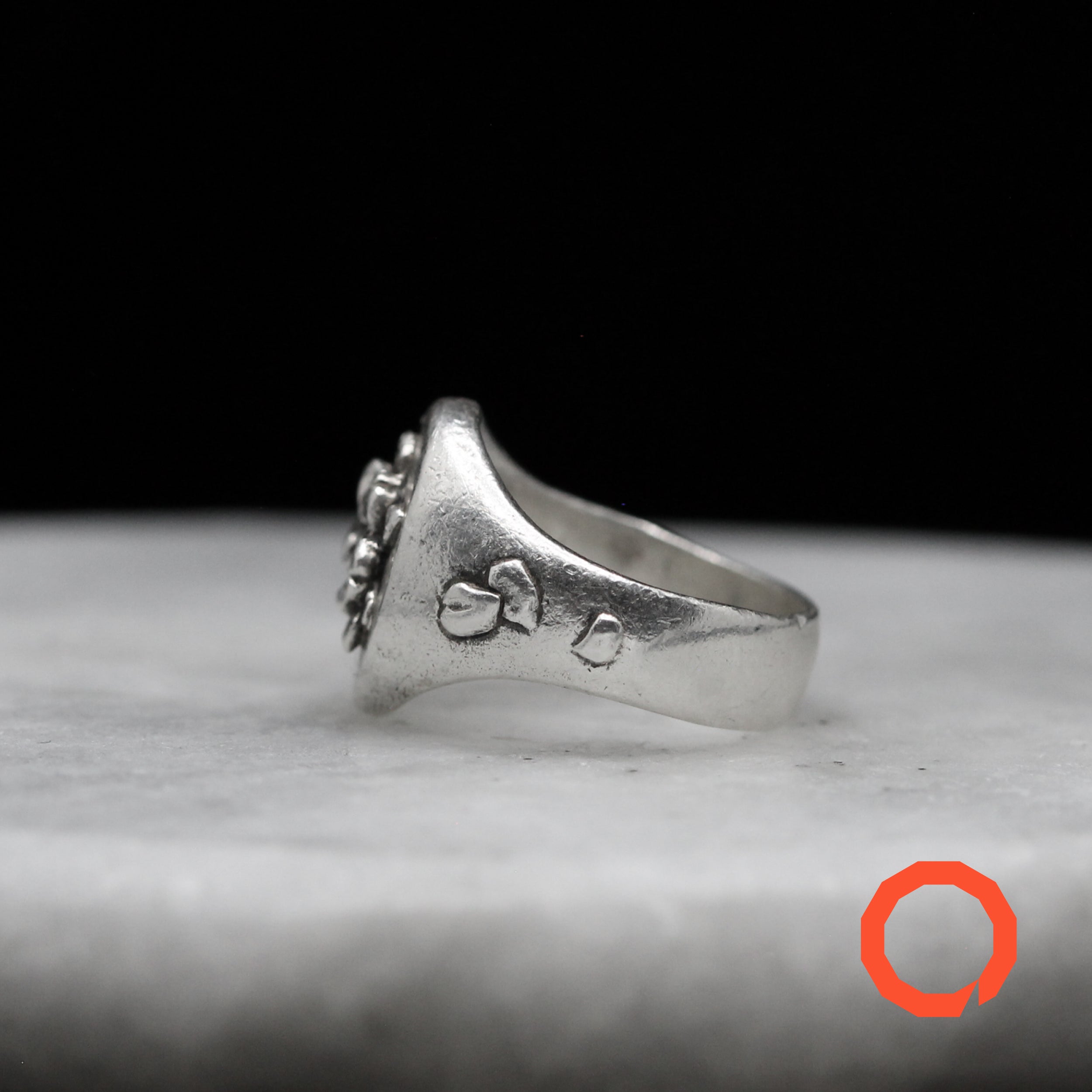 Anello con Sigillo Sakura – Elegante Gioiello Floreale in Argento 925
